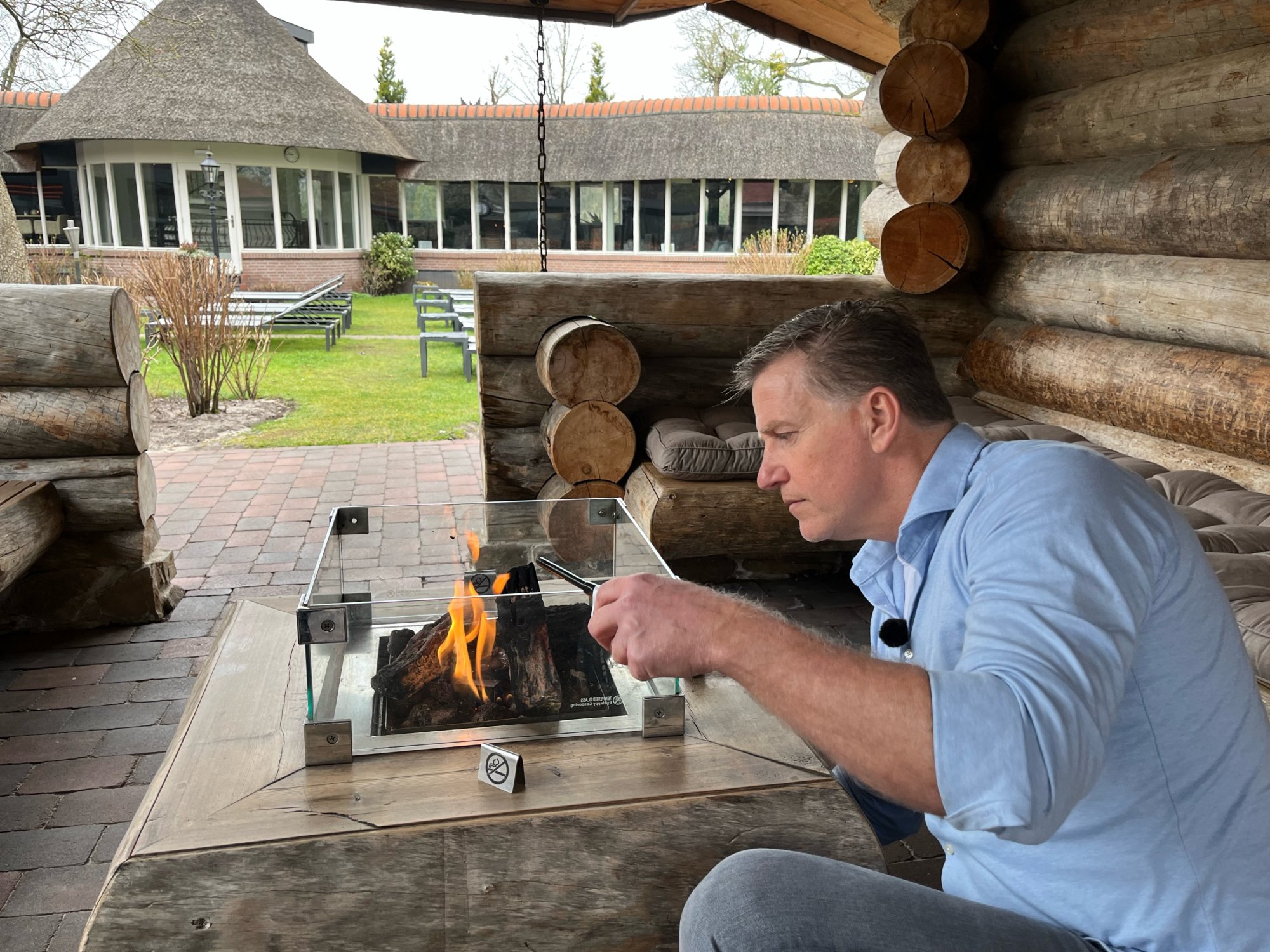 Sauna-eigenaar Hans Lebbink start de dag op. 