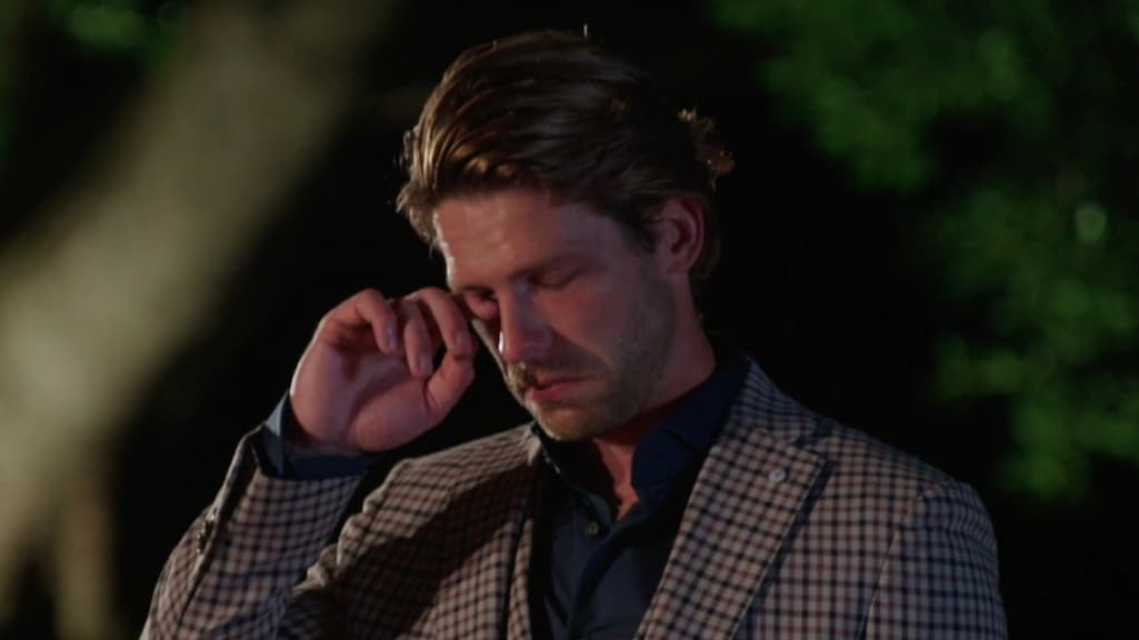 Thomas uit De Bachelor in tranen tijdens rozenceremonie