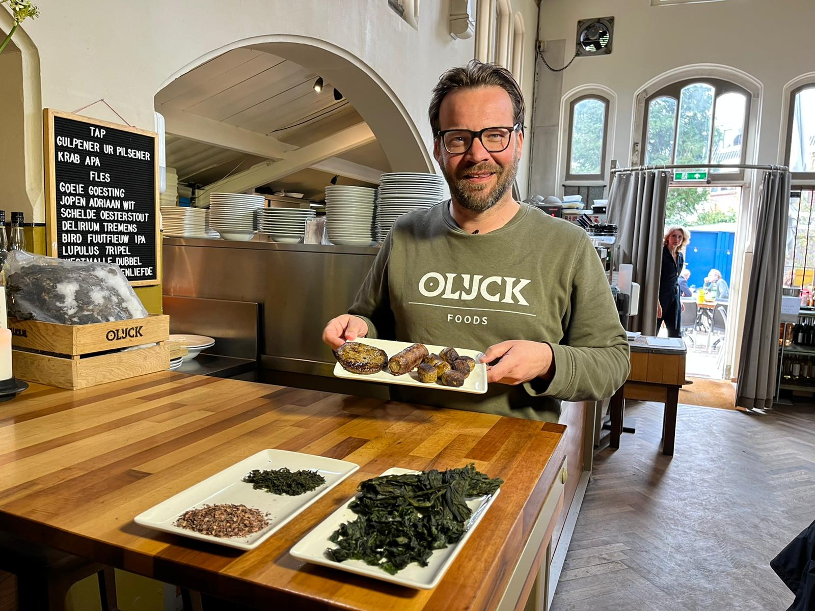 Minder vlees op menu: KLM denkt na over hamburger met zeewier