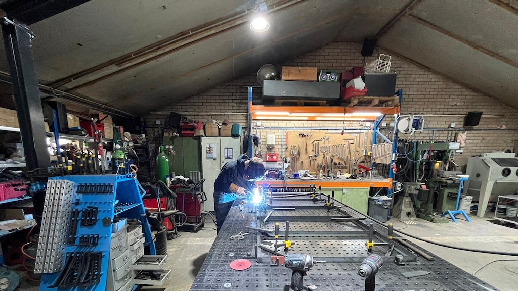 Duc Wieggers werkt aan een stalen deur in zijn werkplaats.