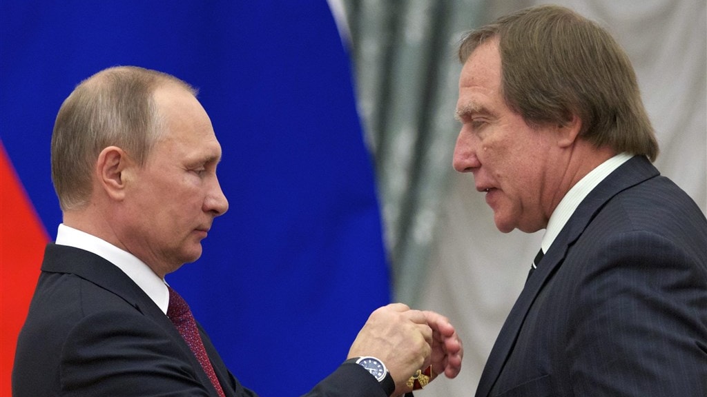 Vladimir Poetin reikt de 'Orde van Verdienste voor het Vaderland' uit aan Sergei Roldugin in het Kremlin op 22 september 2016.