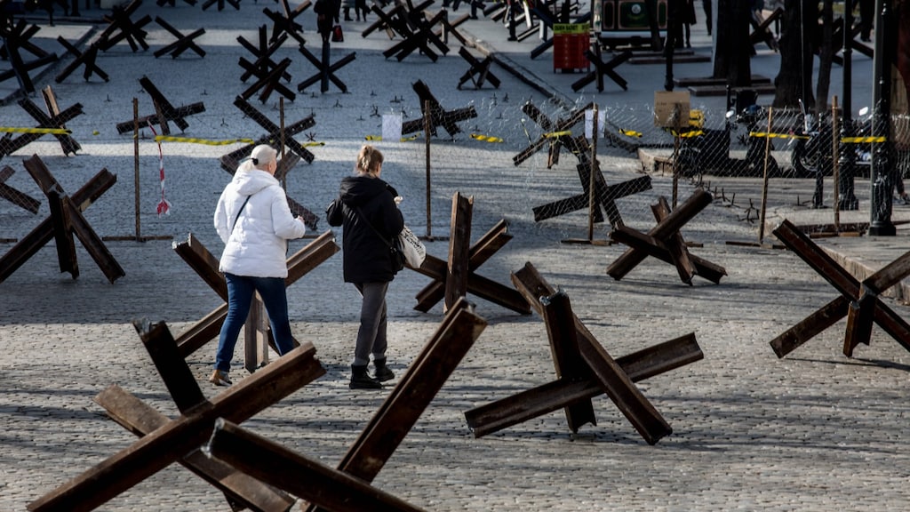 De stad bereidt zich al wekenlang voor op de aanval en plaatst onder meer deze zogeheten ijzeren 'egels'.