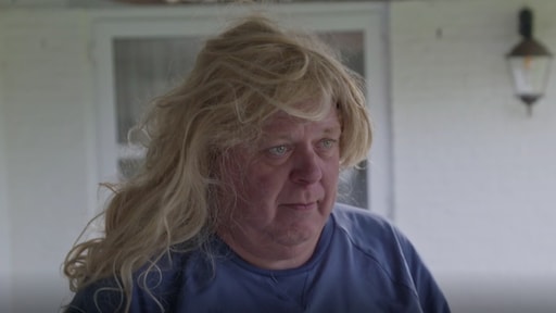 Kijkers liggen dubbel om Peter Gillis met pruik: 'Meatloaf is terug'