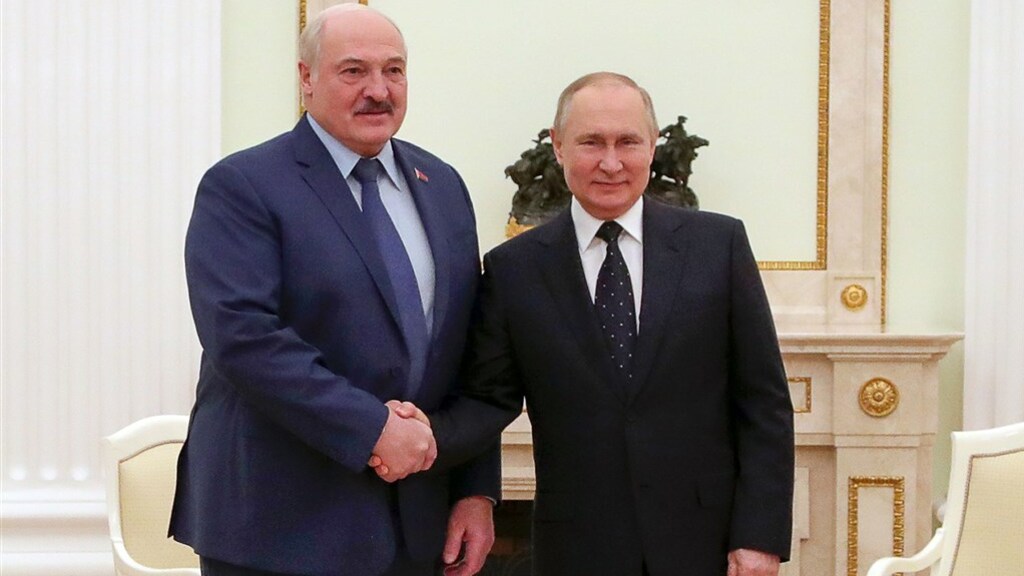 Poetins Belarussische handlanger in spagaat: 'Ziet eigen land opgeslokt worden'