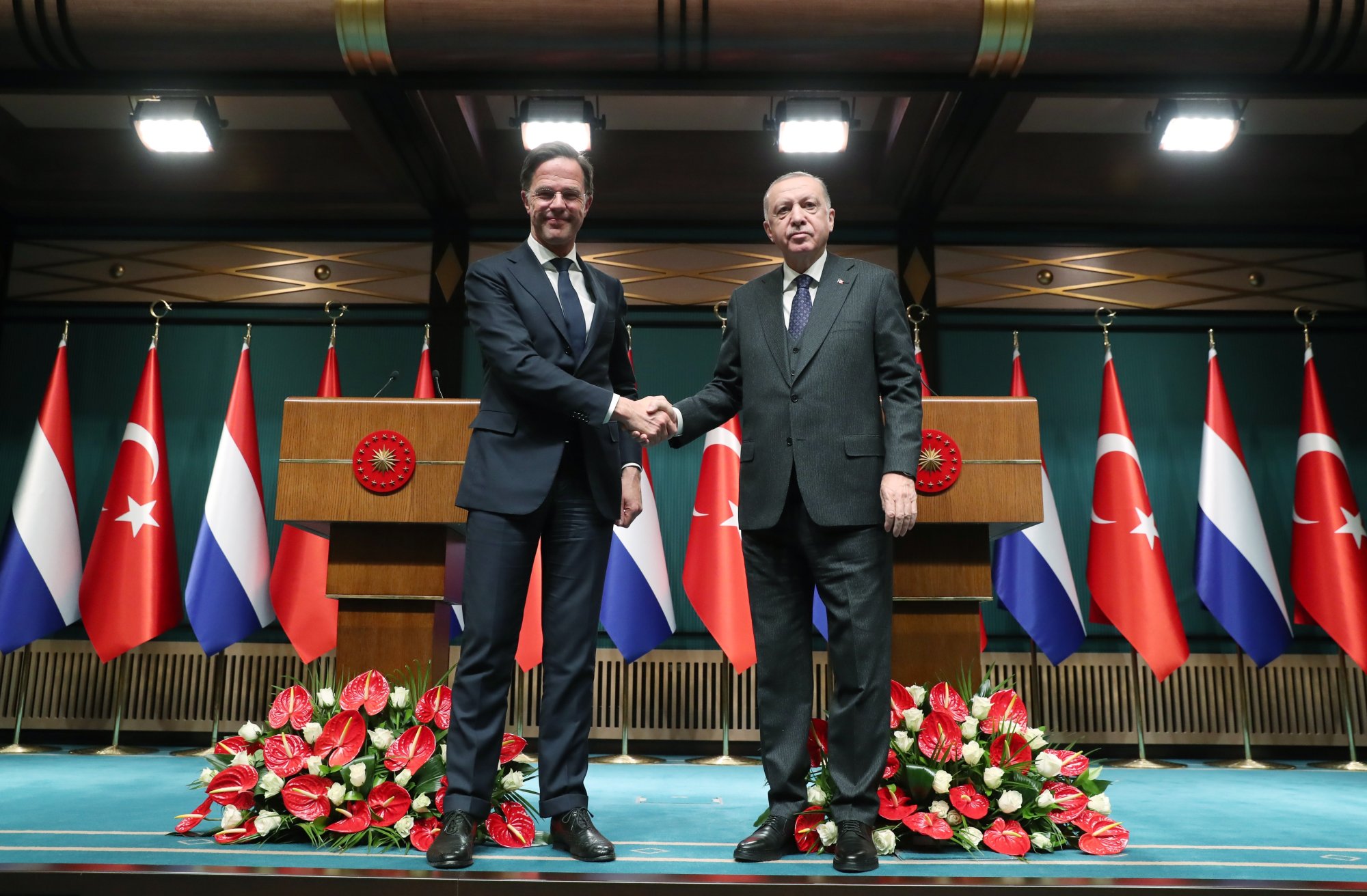Rutte en Erdogan schudden elkaar de hand