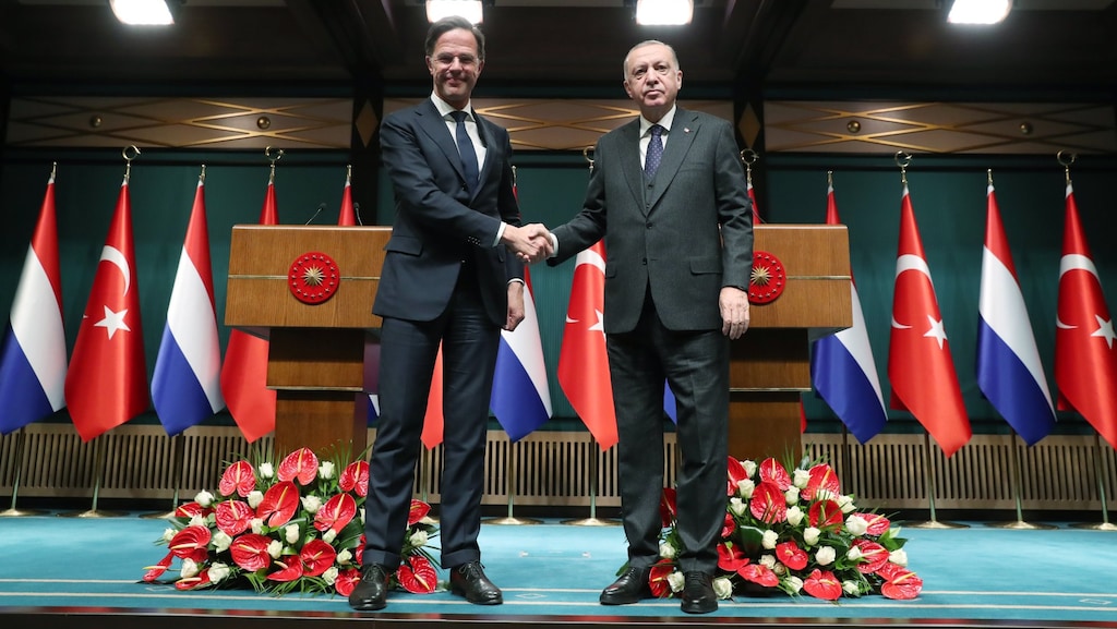 Rutte en Erdogan schudden elkaar de hand