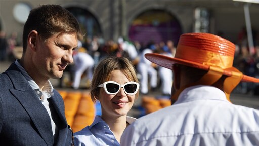 Evgeniy Levchenko en Victoria Koblenko openen kaasmarkt in Alkmaar