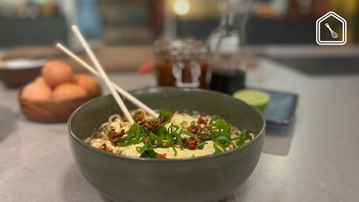 Heerlijke maaltijdsoep met noedels, spinazie en ei mét crispy chili-olie