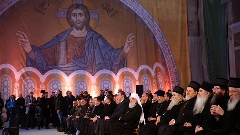 Bosnische, Servische en Russische politici bij een ceremonie in een kerk in Servië.