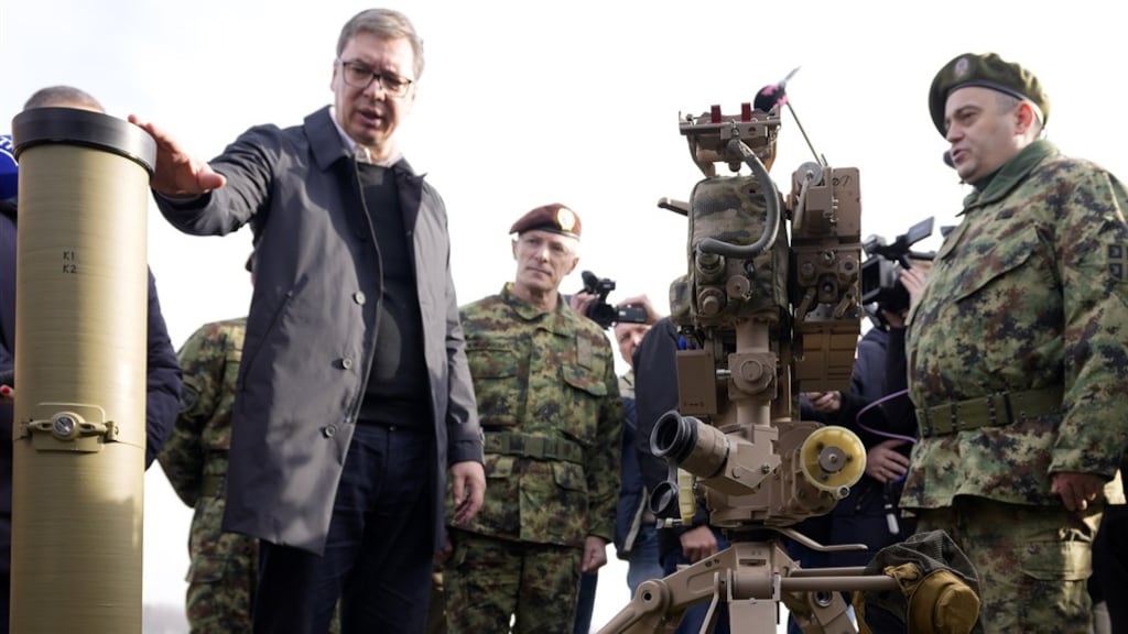 De Servische president Vučić tijdens de aankoop van Russisch militair materieel afgelopen januari.