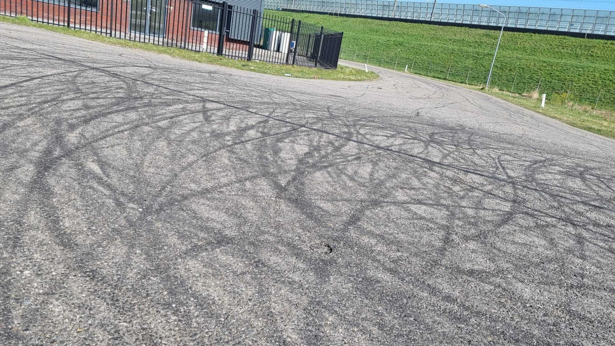 De straatrace in Zevenbergschen Hoek heeft duidelijke sporen achtergelaten.