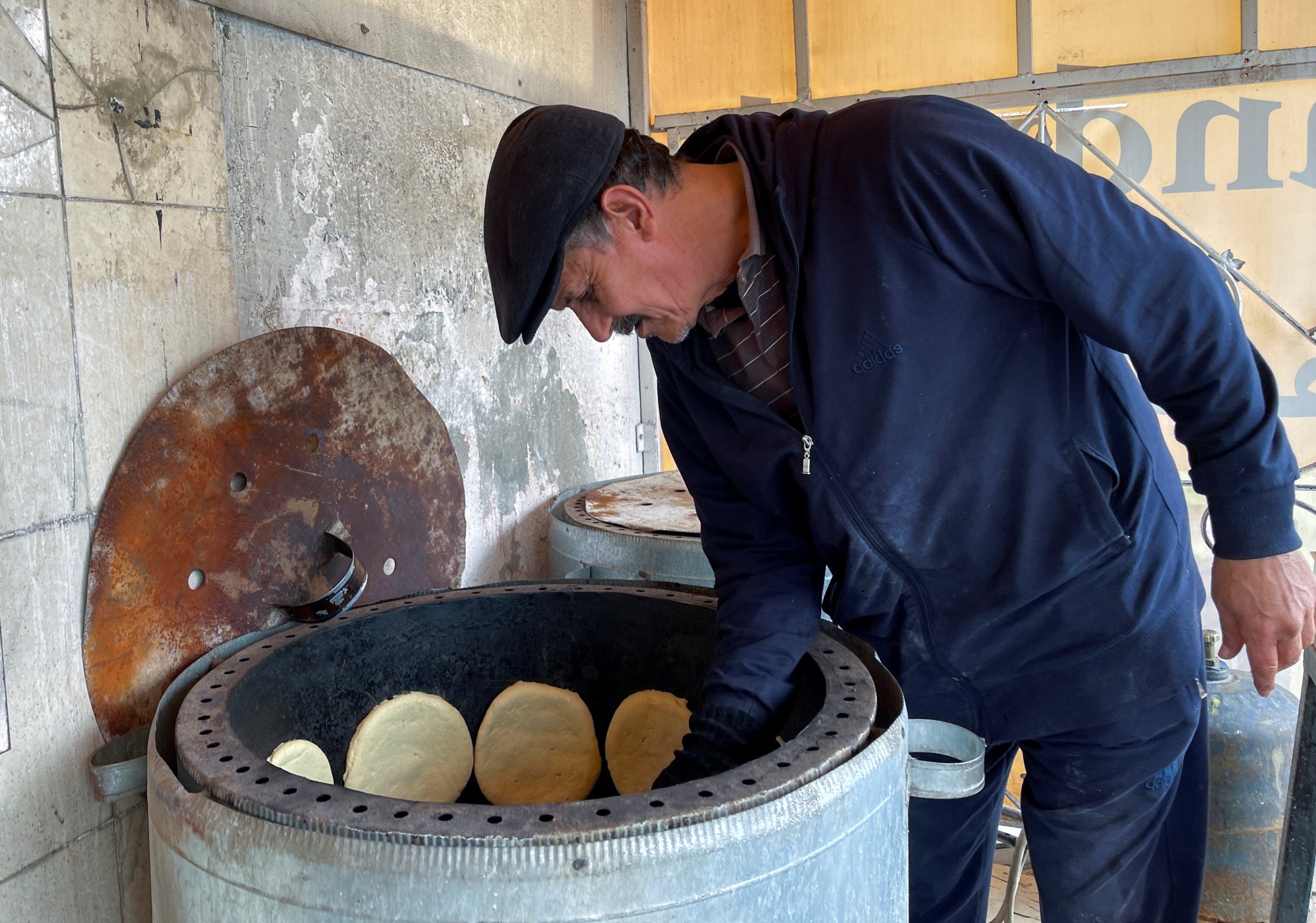 De 58-jarige Lotfi Ajmi runt al 20 jaar een kleine bakkerij in de Tunesische hoofdstad maar kan nu geen meel meer vinden om brood te bakken. 