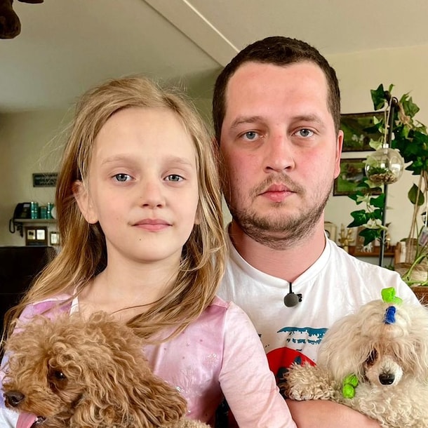 Oekraïner Ivan met een van zijn dochters in het huis van de familie Nentjes in Tollebeek.