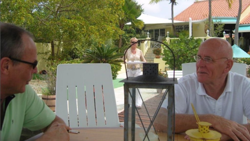 Bart met vrienden op Curaçao