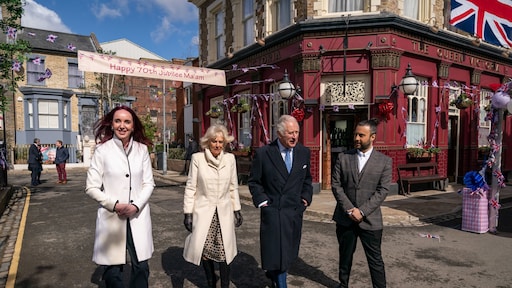 Prins Charles en Camilla bezoeken set van EastEnders