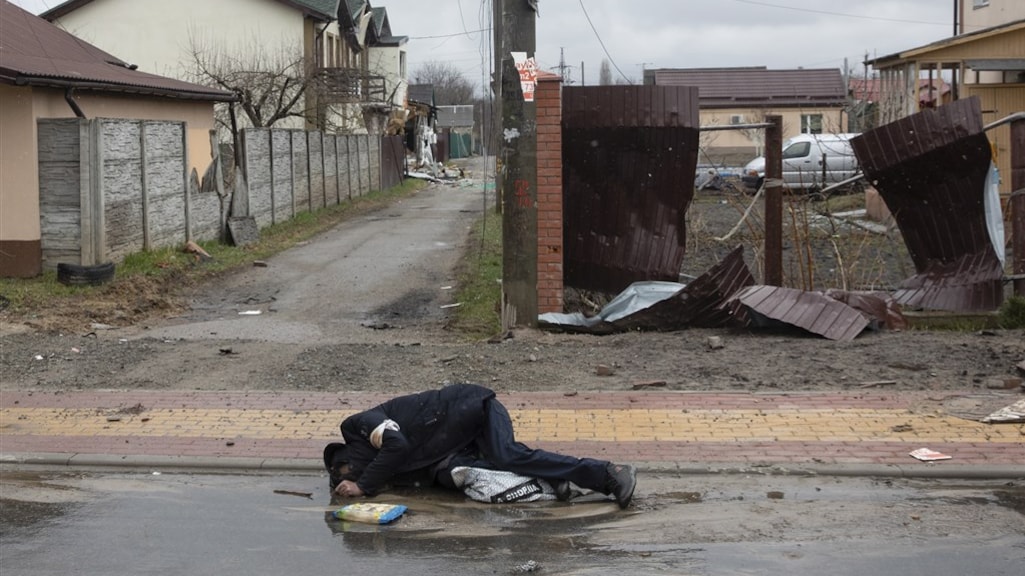 Een van de vele lichamen die in het plaatsje Boetsja op straat liggen. Reden voor veel Westerse leiders om zwaardere sancties tegen Poetins Rusland te eisen.