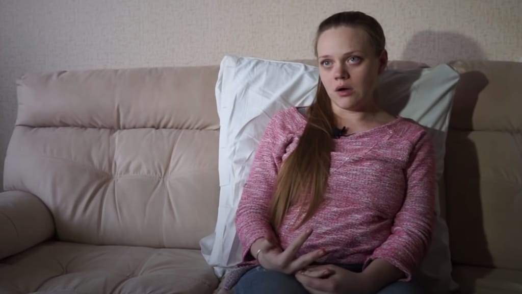 Beeld van Marianna Vishegirskaya tijdens haar interview met een Russische videomaker. Volgens staatsmedia was ze een actrice. Later werd ontkend dat ze zwanger was. Nu is het verhaal dat ze wel gewond is geraakt met Oekraïne als schuldige.