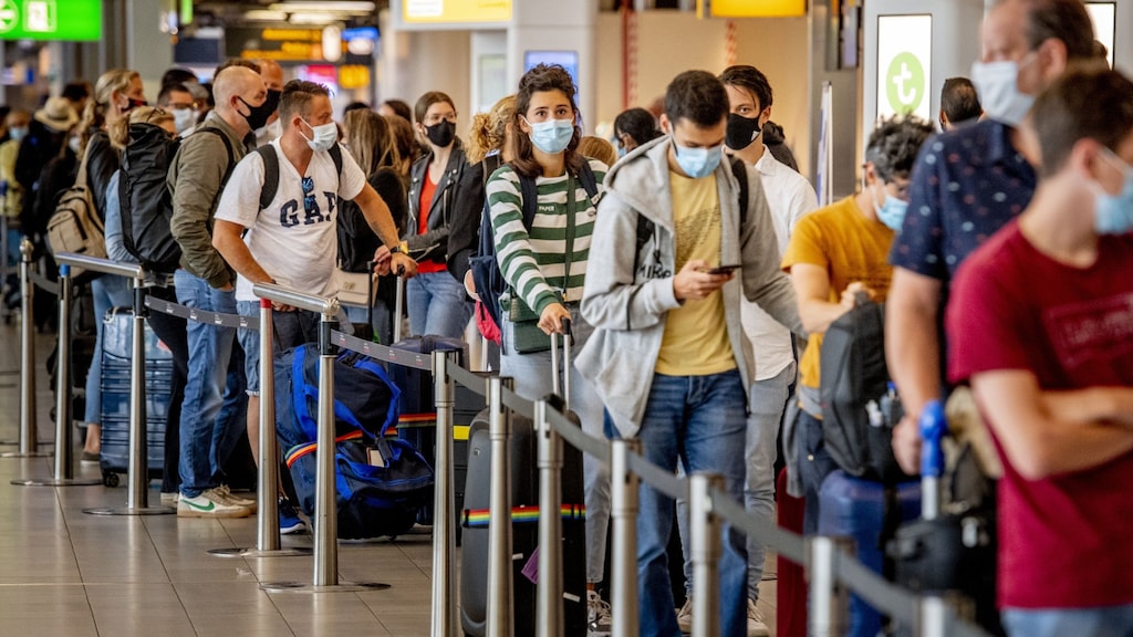Lang wachten op het vliegveld: dit kun je zelf doen om de rij korter te maken