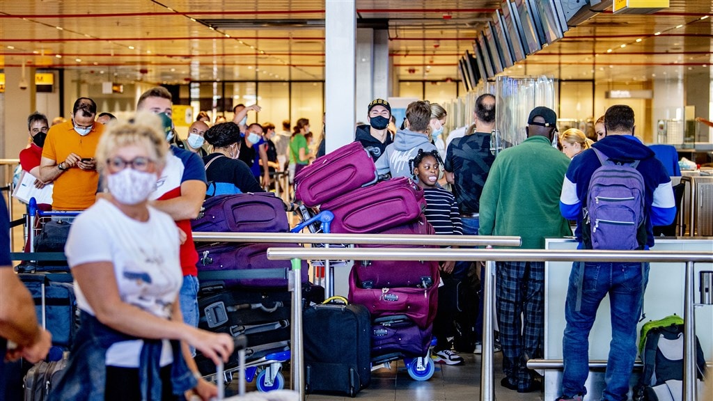 Vakbond FNV waarschuwt voor chaos op Schiphol deze zomer