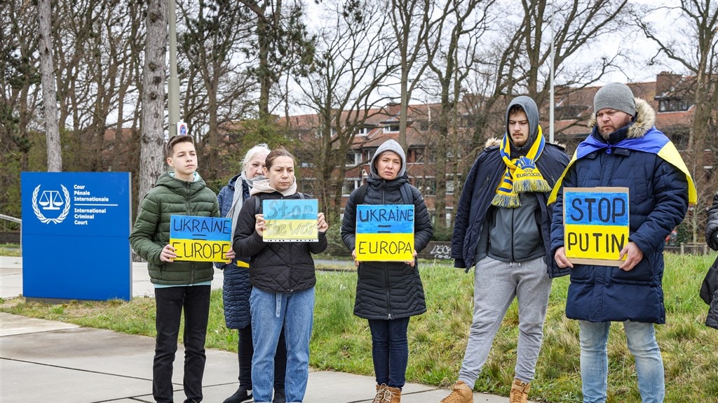 Demonstraten bij het Internationaal Strafhof in Den Haag