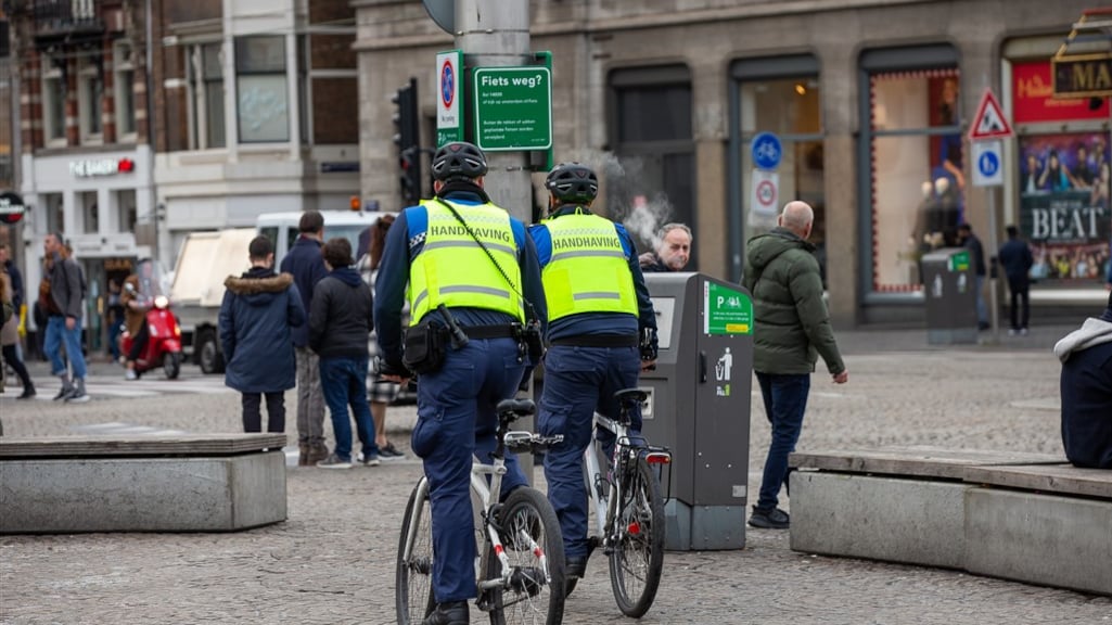 Minister op vingers getikt vanwege verbod hoofddoek en keppel voor boa's