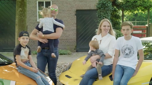 Puberzoon Waar doen ze het van?-gezin schaamt zich voor patserbak