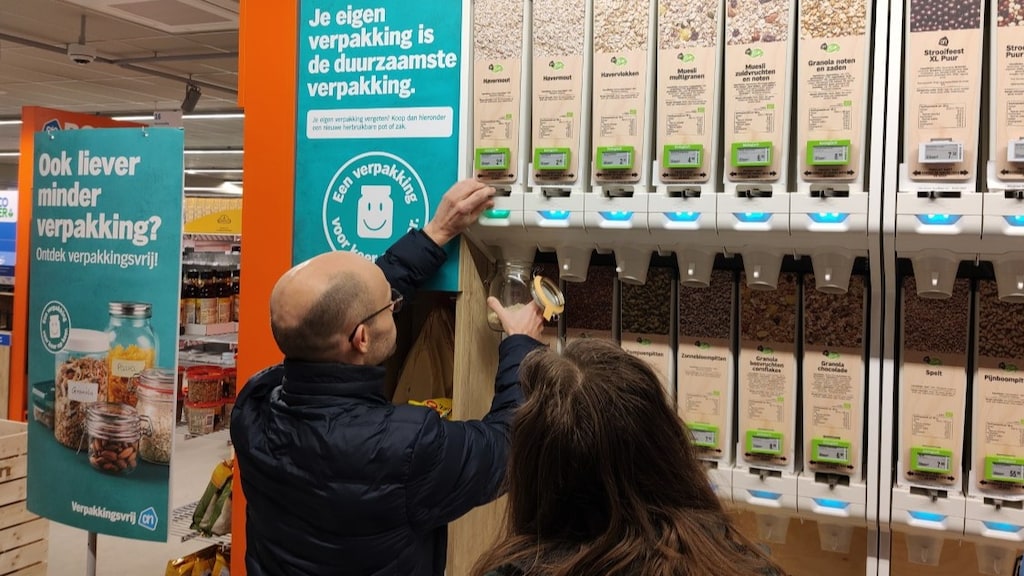 Sommige klanten nemen hun eigen potten van huis mee.