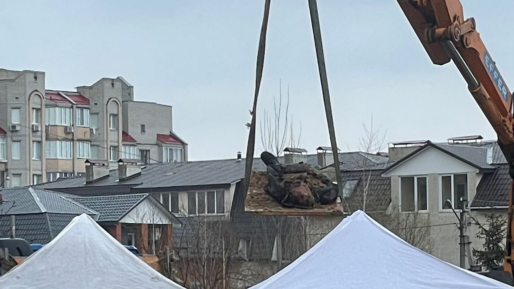 Een van de lichamen wordt uit een massagraf in Boetsja getakeld.
