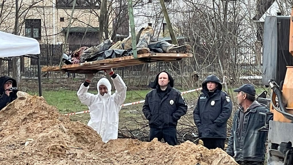 Oekraïense politieagenten zijn aanwezig bij het bergen van de lichamen.