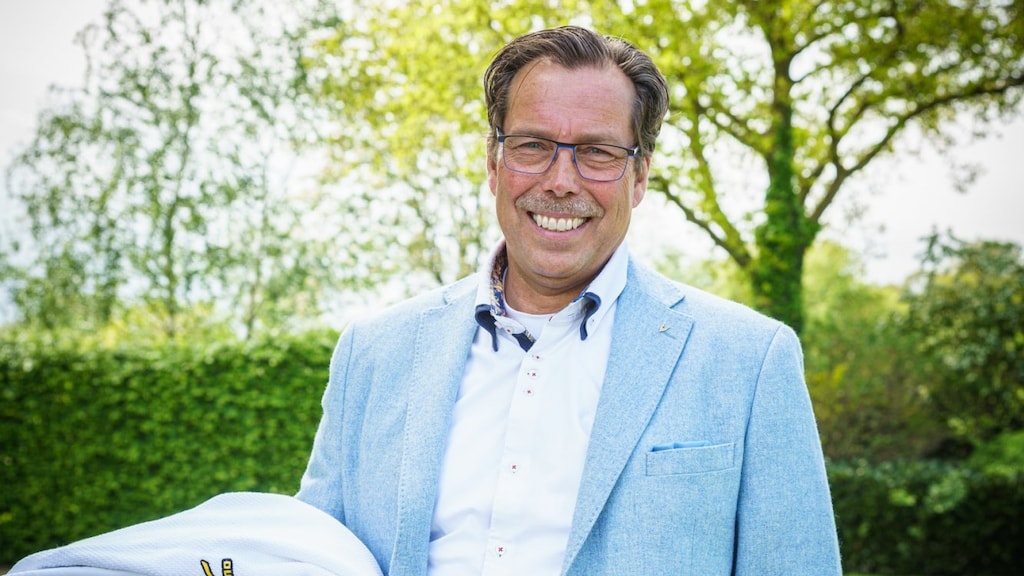 Een recente foto van Robert, met zijn judopak over de arm.