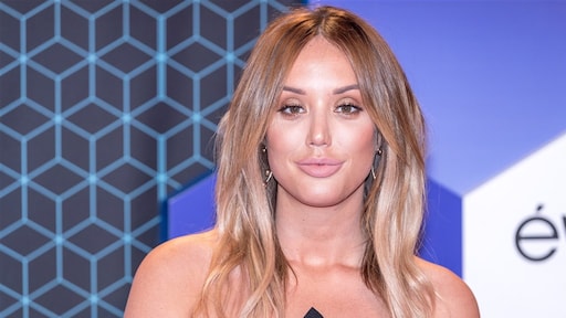 Charlotte Crosby blaast jury en kijkers omver met zangkunsten in The Masked Singer