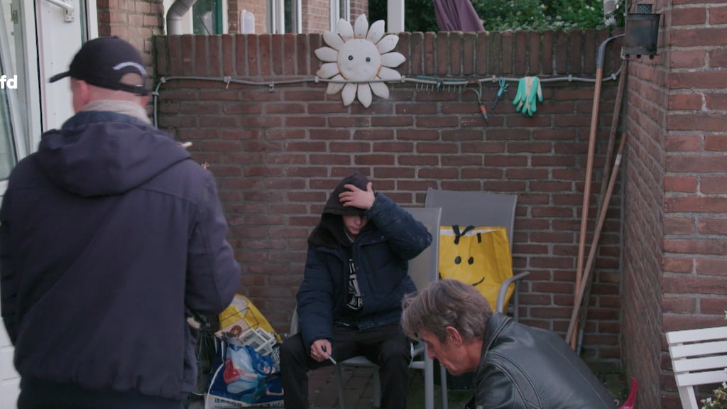 Davey gaat weg uit kliniek in Verslaafd: moeder Reiny teleurgesteld