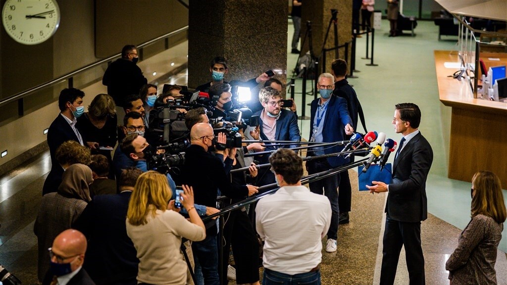 Rutte staat de pers te woord na het marathondebat
