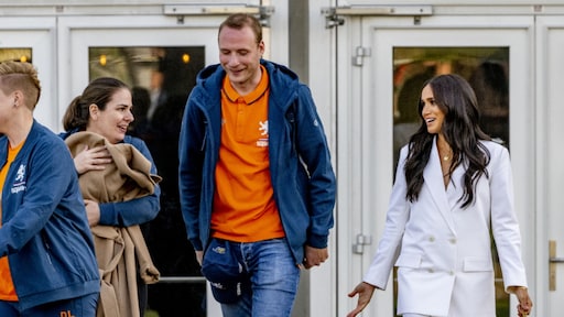 Meghan Markle geeft jas aan Nederlandse vrouw om baby warm te houden