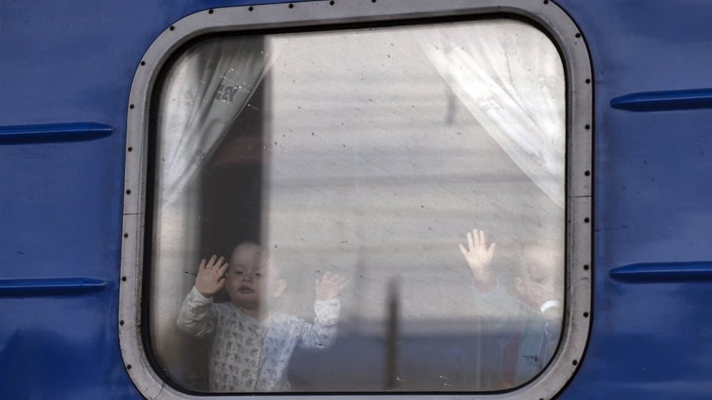 Mensen vluchten uit de Donbas, zoals hier met de trein vanaf Slovyansk