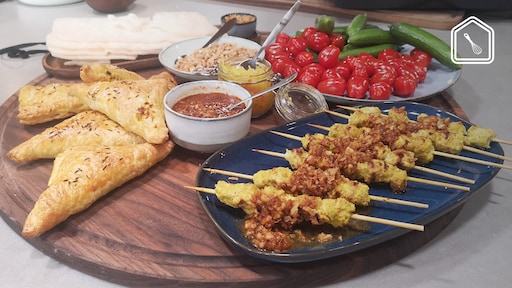 Lekkere borrelplank uit Singapore met saté en kerriepasteitjes