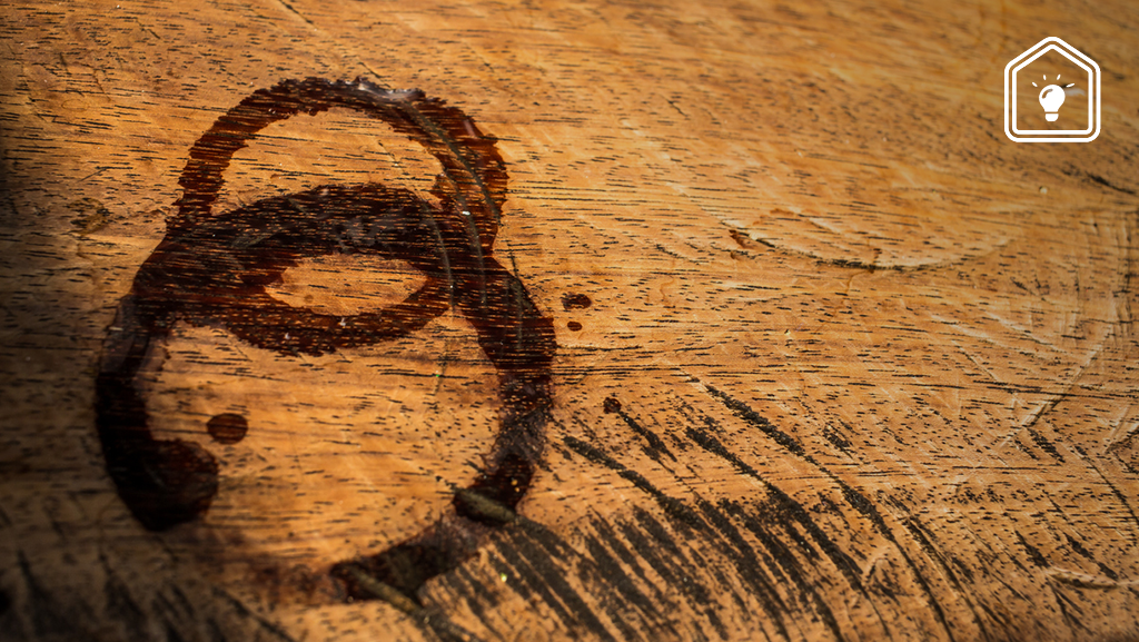 Vlekken in je houten tafel hoe krijg je ze eruit?