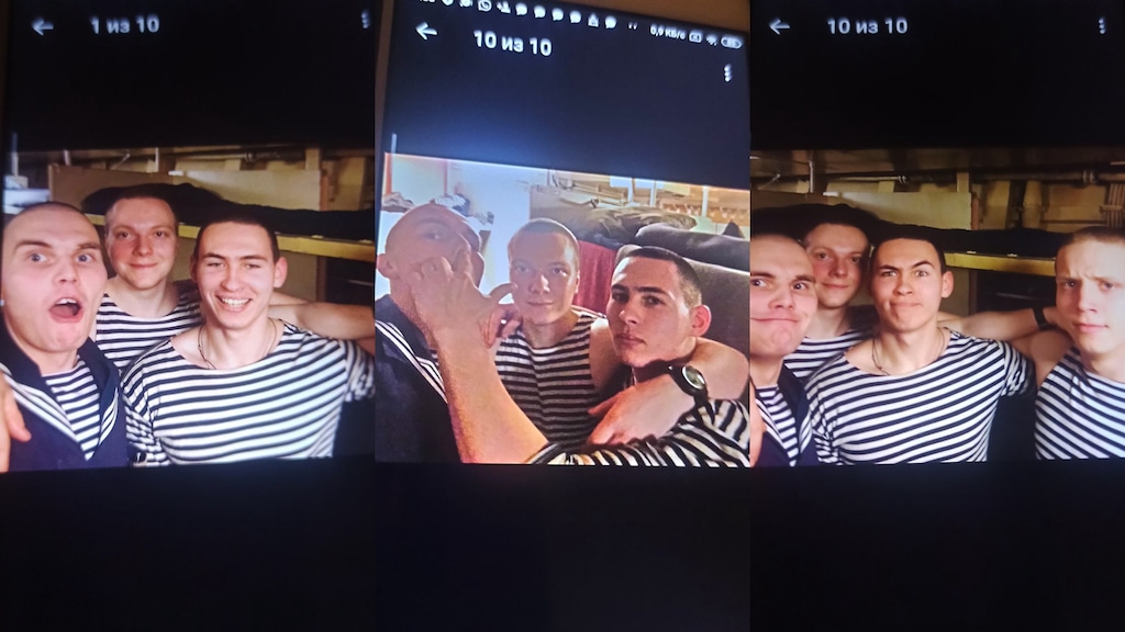 Yegor samen met andere jonge matrozen poseren lachend in hun gestreepte hemd.