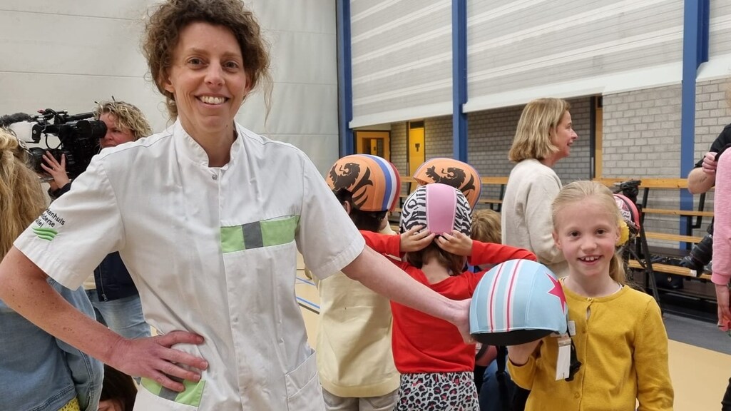 Artsen delen fietshelmen uit op scholen: 'Sociale druk is nodig voor verandering'