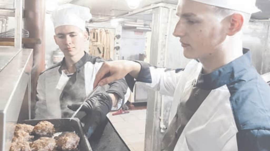 Yegor aan het werk aan boord van de Moskva.