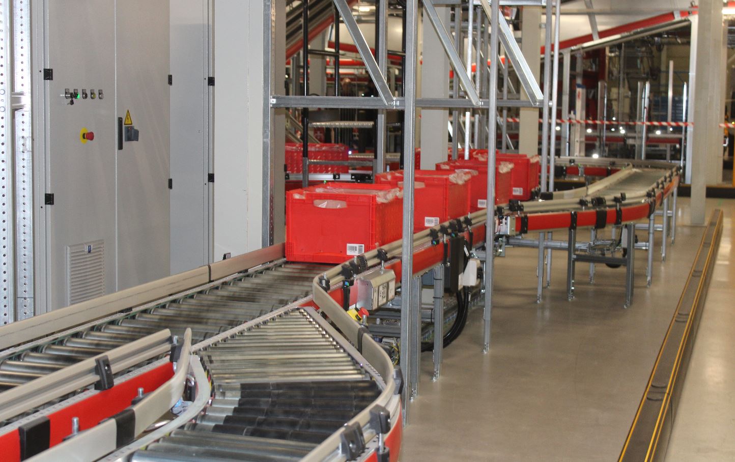 Het warehouse telt 16 kilometer aan lopende band, liften en shuttlesystemen.