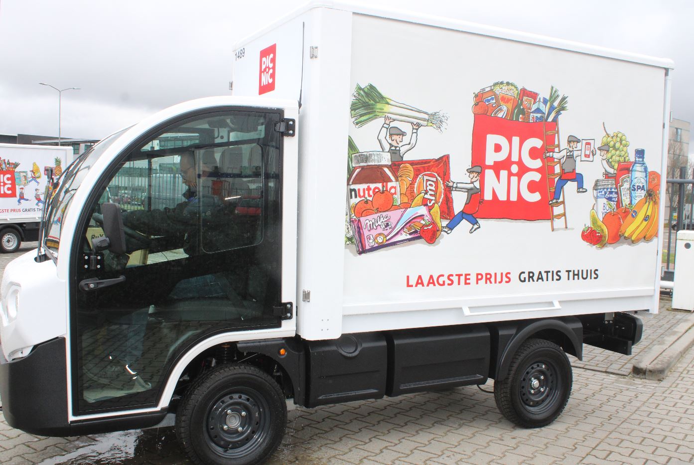 Met kleine electrische vrachtwagentjes worden de boodschappen bij de klant bezorgd.