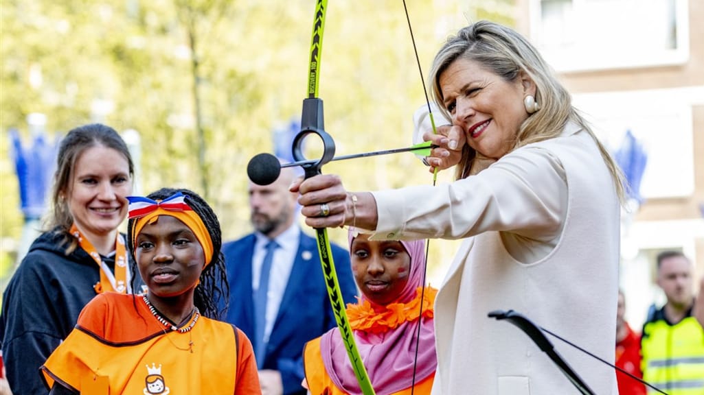 Willem-Alexander en Máxima aan het boogschieten tijdens Koningsspelen