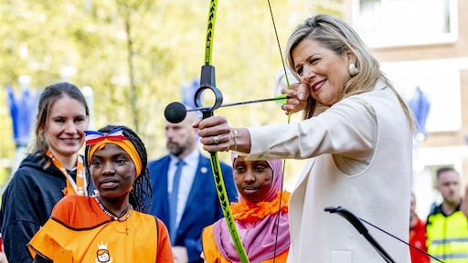 Willem-Alexander en Máxima aan het boogschieten tijdens Koningsspelen