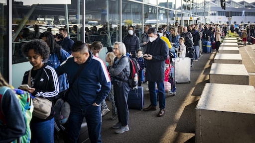 Al tientallen vluchten geannuleerd door wilde staking Schiphol