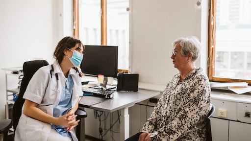 Het is te druk bij de huisarts, maar hoe weet je wanneer je moet bellen?
