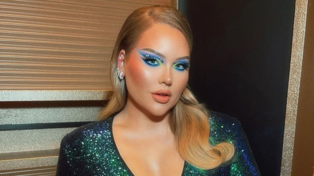 Nikkie de Jager straalt in laag uitgesneden jurk: 'Betekent veel'