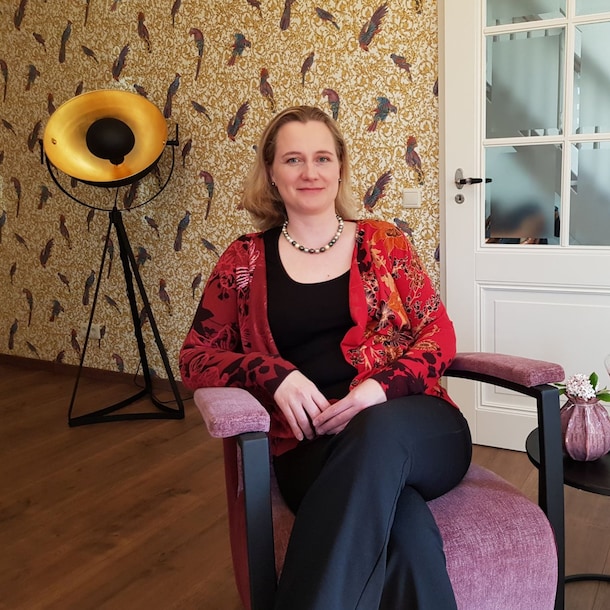 Onze expert: Kristel Szakály-Starke is GZ-psycholoog en EFT-relatietherapeut. Ze heeft haar eigen praktijk voor GGZ en relatietherapie in Heenvliet en Nieuw-Beijerland.