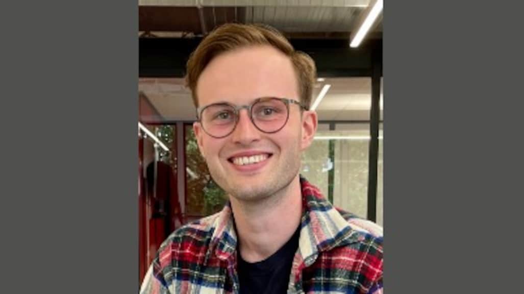 Lucas' eerste werkdag op kantoor. Hij werkt op de afdeling interne communicatie van online supermarkt Picnic, 2021.