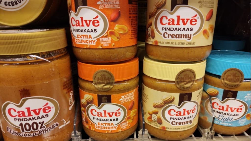 Een bekend beeld in het pindakaasschap in supermarkten.